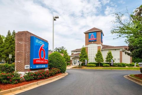 Studio 6 Roswell, GA - Atlanta ligt in Roswell, op 31 km van Atlanta en op 22 km van Marietta. Elke kamer in dit hotel is voorzien van airconditioning en een tv met kabelzenders. De kamers hebben een eigen badkamer. De receptie is 24 uur per dag geop...