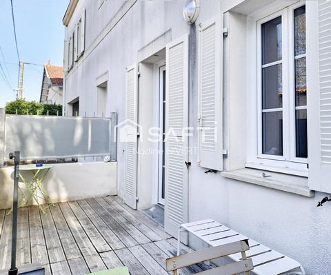 A La Rochelle, appartement situé dans le quartier recherché de Fétilly, ce charmant duplex d'environ 62M2, se trouve au sein d’une petite copropriété de 4 appartements, offrant un cadre de vie paisible et privilégié. Dès l’entrée, vous découvrirez un...