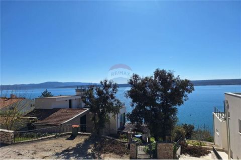 Location: Zadarska županija, Posedarje, Posedarje. FOR SALE: We have at our disposal an attractive building plot ideal for the luxury construction of a villa or two houses, located in the SECOND ROW from the sea. Area 995 m2. This property represents...