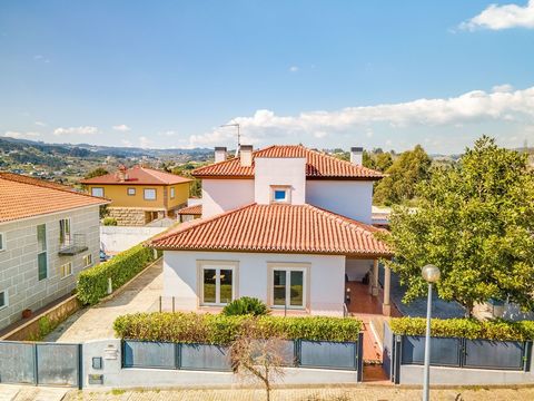 Descubra esta encantadora moradia V3, situada na Quinta do Barreto em Marco de Canaveses, perfeita para quem procura conforto e tranquilidade. Esta propriedade com uma área total de 520m² e uma área bruta de construção de 232m² oferece uma vista desl...