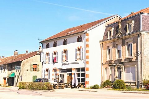 Rare, ce bel immeuble commercial contenant un restaurant renommé, sa terrasse et son appartement de fonction
