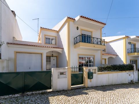 Moradia T4 Geminada nas Caldas da Rainha Apresentamos esta moradia geminada com uma localização privilegiada nas Caldas da Rainha, ideal para quem procura conforto e proximidade de todos os serviços essenciais. A casa, com 2 pisos, é composta por: Ré...