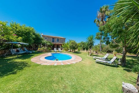 Los exteriores de la casa son maravillosos: salid fuera de la terraza, hacer una barbacoa, nadad en la piscina o simplemente relajaos en el maravilloso jardín, en los sofás de la terraza o en las hamacas tomando el sol. El porche de unos de 30 m2, es...