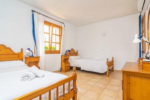Los exteriores de esta casa invitan a disfrutar del buen tiempo al máximo. La casa cuenta con una piscina privada de cloro que mide 9 x 4 metros y que tiene una profundidad de 0.9 a 1.8 metros. Junto a ella encontrarán tumbonas para tomar el sol, una...