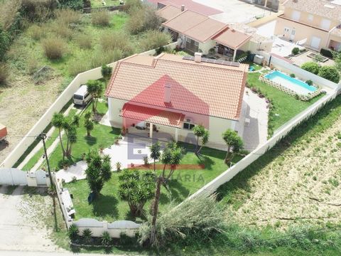 Detached house, set on a plot of 1,170 m2, with excellent sun exposure and a very pleasant outdoor area. The house has a ground floor with a spacious living room with access to the outdoor area, a full bathroom, 3 bedrooms, one of which is a suite wi...