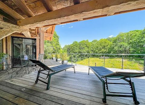 L'agence immobilière ARRIERE-COUR vous propose en exclusivité un chalet d'exception dans le Haut Doubs, proche lacs et frontière Suisse, dans un petit village. Construction haut de gamme en ossature bois sur une propriété en pleine nature. 400m² habi...