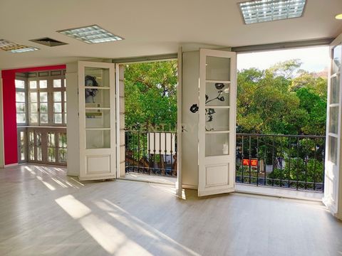 REF.: 0144-00189 Se venden dos propiedades en 3er planta de edificio sobre calle Alameda Principal. Ambas con entrada independiente, disponibles para uso de oficina o vivienda La primera muy luminosa con tres balcones de amplias ventanas nos brindan ...