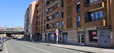 Se vende local comercial a pie de calle de 50 m2, en una zona comercial y de hostelería, con parada de tren a 1 minuto andando. Tiene 2 alturas y un baño. Necesita reforma.