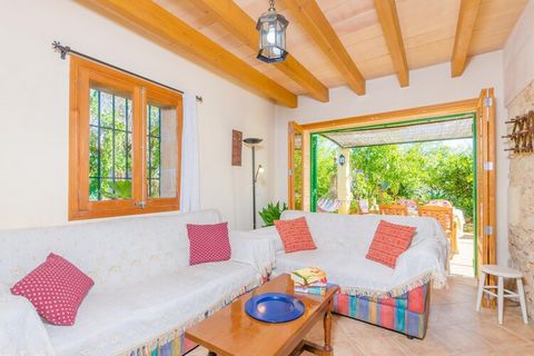 The exterior area of this property is very beautiful. It's surrounded by the landscape of the fields and the mountains. You can cook a delicious BBQ outdoors and enjoy it at the hurdle roofed terrace, cool down in the private chlorine pool -that size...