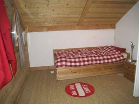 Recent chalet with beautiful view on the Miage Glacier, located in a quiet area, in Champelet. The chalet is 600 meters away from the town center, 2.5 km from the skilifts. A skibus stop is to be found 200 meters away. Surface area : about 120 m². Gr...
