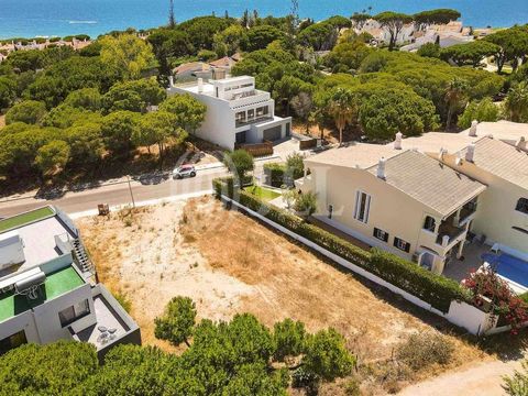 Plot of land, 530 sqm, 300 meters from the sea, in the Encosta do Lobo, in Vale do Lobo, Algarve. The plot of land allows the construction of a villa up to 420 sqm of construction gross area, plus basement, swimming pool, garage, and sea view. The En...