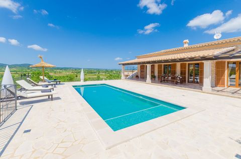 Fantastic country house for 6 people, with amazing views from the private pool to the mountains and the fields of Montuïri. The finca is located only 3 km away from Montuïri, a beautiful interior village where you will find all needed services for yo...