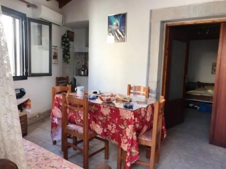 Fourni- Agios Nikolaos Oud huis van 40 m². op een perceel van 50 m². in het dorp Fourni, op 4 km van de stad Neapoli en op 7 km van Elounda en het dichtstbijzijnde strand. Het huis bestaat uit een open keuken en woonkamer, een slaapkamer en een toile...