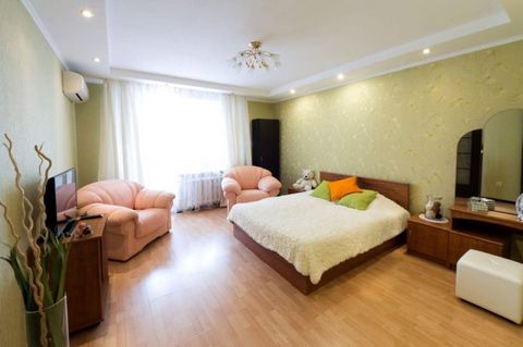 Rent a cozy one-room apartment. The apartment has undergone a quality renovation: new high-quality double-glazed windows, new batteries, all furniture in excellent condition. The apartment is rented with furniture and household appliances. Area with ...