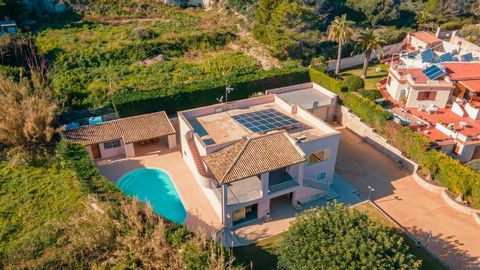 Syracuse, Augusta: We offer the sale of a completely renovated villa with swimming pool, in a small residence on the sea. The villa is in impeccable condition and insists on a plot of 1500 square meters and is developed on two elevations for a total ...