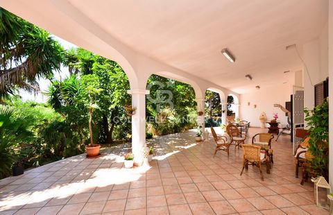 GALLIPOLI - LECCE - SALENTO In Gallipoli, at the entrance of the beautiful city, in a quiet and private area, we are pleased to offer for sale a country villa surrounded by greenery with two attached apartments, a storage room, with a large paved ope...