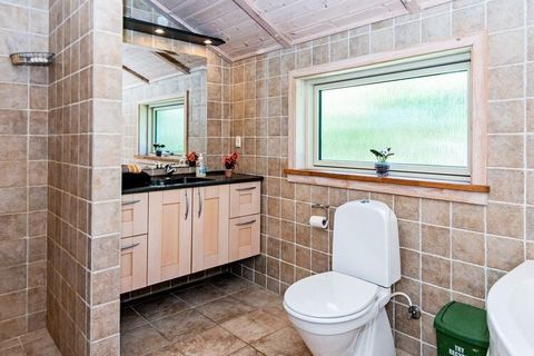 Ferienhaus mit Whirlpool und Sauna im Haus. Steht auf einem großen und gut abgeschirmten Rasengrundstück in der reizvollen Umgebung von Bork Havn. Das Ferienhaus präsentiert sich durchgehend hell und wohnlich eingerichtet, inklusive diverser moderner...