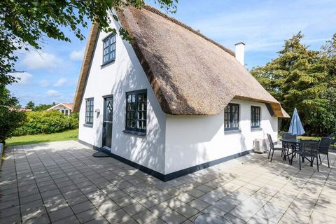 Anreisetag Freitag. Anreisetag 2024 Sonntag. Max 1 kleiner hund. - In der schönen Landschaft auf Fanö liegt dieses schöne Ferienhaus. Das Ferienhaus hat eine schöne, große Küche, die in offener Verbindung mit der Wohnzimmer liegt. Das Bad und der Res...