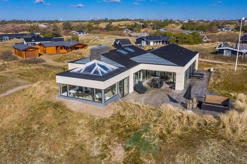 Anreisetag 2024 Freitag. Oben auf einer Düne liegt bei Rindby auf Fanø dieses ansprechende, moderne Ferienhaus, das aus hochwertigen Materialien erbaut wurde und mit diversen Annehmlichkeiten ausgestattet ist. Das Ferienhaus präsentiert sich durchgeh...