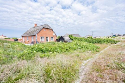 Na Redningsvejen - w środku starej wioski rybackiej Nymindegab - znajduje się naprawdę przytulny kamienny domek z dachem krytym strzechą. Chata jest wyposażona w kuchnię i salon w otwartym połączeniu ze sobą iz piecem opalanym drewnem, jako najbardzi...