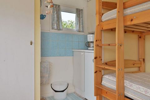 Dzięki przytulnym umeblowaniu ten domek jest idealnie położony przy wspaniałej, piaszczystej plaży. W domku znajduje się salon z łóżkiem piętrowym, aneks kuchenny ułatwiający gotowanie. Prysznic, toaleta i pralnia znajdują się w osobnym pomieszczeniu...