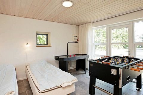 Spacious holiday cottage located on a natural plot in a lovely cottage area in Virksund. The house includes a combined living room/kitchen with wood-burning stove. The kitchen has modern facilities. 2 bathrooms, one with underfloor heating and whirlp...