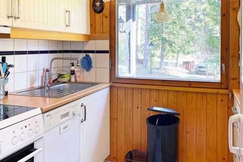 Welcome to a cozy cottage in Björknäs on Rådmansö, near the summer town of Norrtälje. Here you live comfortably and in privacy with nature at your fingertips. In the house there is a living room with a comfortable sofa bed for two people and a wood b...
