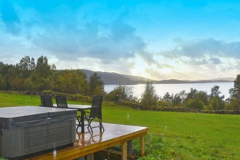 Charming holiday home on a small Westland farm with boathouse, boat and own shoreline. In the middle of a fantastic mountain and fjord landscape with Bergen an hour's drive away. There is no farming, but the meadow is mowed and tended. From the holid...