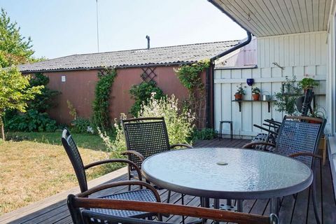 Willkommen in diesem geräumigen Ferienhaus in Visby auf der idyllischen Insel Gotland! Hier wohnen Sie komfortabel untergebracht, mit großen Schlafzimmern, Gemeinschaftsräumen und einem privaten Garten. Das Ferienhaus ist zentral gelegen, nur wenige ...