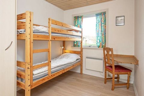 Dieses Ferienhaus liegt im Gebiet bei Fjand, zwischen dem Ringkøbing Fjord und der Nordsee. Die Gegend bietet eine herrliche Landschaft mit dem ruhigen Fjord, großen Waldgebieten, der rauschenden Nordsee und langen weißen Sandstränden. Das Haus ist h...