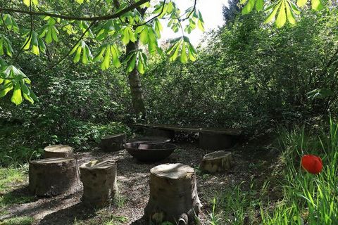 Ferienhaus in der landschaftlich reizvollen Gegend bei Fjand, die zum Entspannen, Erholen und Wandern einlädt. Das ältere Haus wurde vom Eigentümer gemütlich eingerichtet und bietet drei Schlafzimmer, einen Küchen-/Wohnbereich mit Holzofen und Esseck...