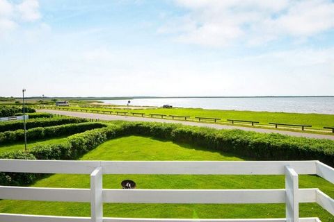 Dieses Ferienhaus liegt in 1. Reihe direkt am Ringkøbing Fjord, einer der besten Wind- und Kitesurfingstellen Europas. Das modernisierte Ferienhaus in außergewöhnlicher Lage liegt auf einem 700 m² Grund direkt am Fjord. Ein 33 m breiter Rasen zwische...