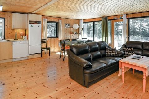 Casa de campo renovada con baño y cocina de 2002, ubicada en una gran parcela natural montañosa. La casa está equipada con terraza descubierta y cubierta.