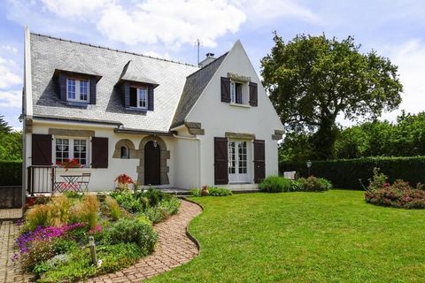 Spend carefree holidays in this cozy holiday home on the outskirts of Pénestin, a popular family seaside resort in southern Brittany. The spacious house is in a quiet cul-de-sac, 500 m away from a small sandy bay on a beautifully overgrown enclosed g...