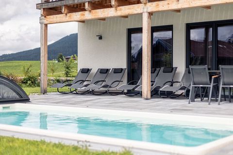 Geniet van uw vakantie in het nieuw gebouwde chalet in Inzell! Ontspanning is hier gegarandeerd met een eigen buitenzwembad (half mei tot half september) en een privésauna. Ontspan en geniet van zomeravonden op het ruime terras aan het zwembad met di...