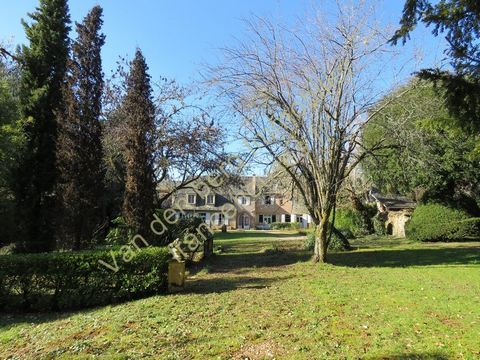AY1583 Situé au centre d'un village en Corrèze, cet ensemble immobilier fait de pierre et d'ardoise se dispose autour d'un magnifique parc de plus de 8 000 m², avec au centre une splendide maison bourgeoise qui vous offre environ 547 m² habitables où...