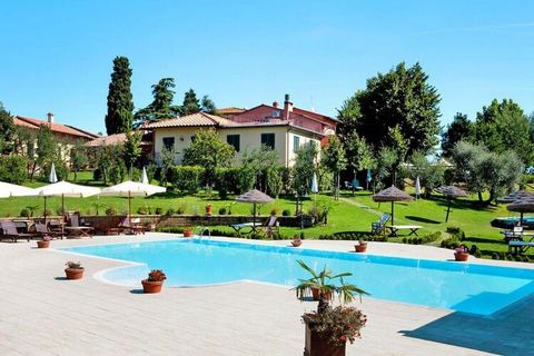 Przyjazny rodzinom kompleks wakacyjny z bardzo ładnym basenem, sauną i łaźnią parową oraz różnymi obiektami sportowymi. Pośród zielonych wzgórz między Pizą a Florencją można tu spędzić cudownie relaksujące dni. Na apartament możesz wziąć jedną godzin...