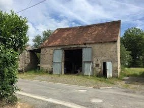 Ever had a dream of a French barn conversion? Well now's your chance. This detached barn, with adjoining garden is now available. Located in a pretty hamlet, close to a village with amenities and the large town of Bellac. Electricty already on site. ...