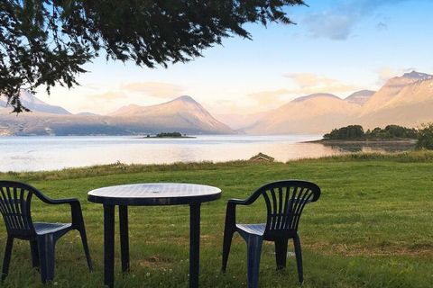 Holiday home with a view by the Balsfjord south of Tromsø. Scenic surroundings and a great place for winter experiences with the northern lights and ski trips. Lovely hiking terrain in the mountains and a good starting point for day trips by car. Sea...