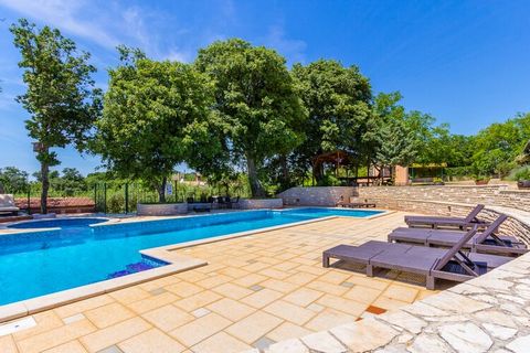 Casa Universe bestaat uit 6 appartementen en ligt in een charmant groen paradijsje in de buurt van Pula (10 km). Dit vakantieadres is ideaal voor wie van een ontspannen vakantie op het platteland houdt! In de ruime tuin ligt het grote gezamenlijke zw...