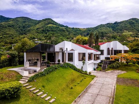 Welkom in uw droomhuis in San Antonio de Escazú! Casa Esmeralda is een eigentijds juweeltje uit de bergen dat u een luxe en ontspannen levensstijl biedt in een van de meest exclusieve wijken van Costa Rica. Vanaf het moment dat u voet zet in dit pand...