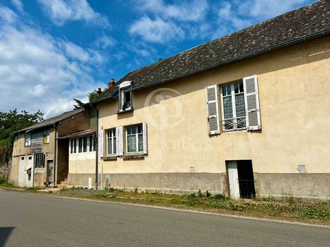 Exclusively, in Saint Léger sous Beuvray, just 20 minutes from Autun, I offer this terraced village house of 90m2. On the living floor, you will find a kitchen, a shower room with toilet, a dining room and a large bedroom of more than 25m2. Upstairs,...