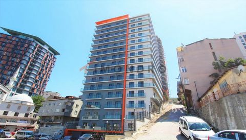 L’appartement à vendre est situé à Kağıthane. Kagithane est situé dans la partie européenne d’Istanbul. C’est un quartier avec une histoire riche. Il était populaire parmi les souverains à l’époque ottomane. D’ailleurs, Kağıthane dispose d’une infras...
