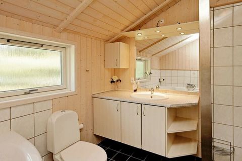 Hell und wohnlich eingerichtetes Ferienhaus unmittelbar am Golfplatz Hvide Klit. Whirlpoool und Sauna stehen hier zur Erholung nach der Golfrunde bereit. Das gut ausgestattete Ferienhaus bietet einen geräumigen Küchen-/Wohnbereich mit Sitz- und Essec...