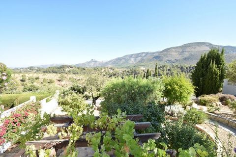 An oasis of tranquillity can be found at this wonderful holiday home, located in the quiet residential area of Vernissapark on a mountain flank of the Jalon valley. The holiday home has a kidney-shaped private pool in a beautifully landscaped garden ...