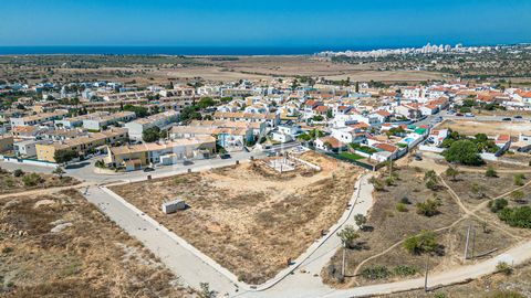 This fabulous plot is located in a residential area in the parish of Alcantarilha e Pêra, close to several amenities such as golf, restaurants, supermarkets and shops, just a short drive from Armação de Pêra town and beach.  The plot allows the const...