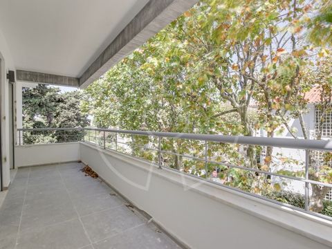 Excellent 3+1 bedroom apartment with mezzanine, in the centre of Carcavelos. The apartment is composed as follows: - Entrance hall - Living room 40 sqm with access to a balcony - Office 14 sqm - Stairs leading to a mezzanine 60 sqm with bathroom - Fu...