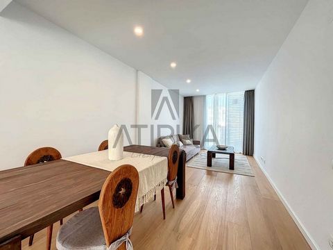 This bright penthouse, completely exterior, is located in a beautiful modern building of new construction, situated very close to Plaza Molina, with excellent access to public transportation and all services within reach. The apartment consists of a ...