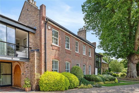 This charming 4 bed home offers an idyllic retreat for those seeking a peaceful and tranquil lifestyle. Set within a converted mill building, Weir House beautifully blends the allure of traditional architecture with modern comforts, creating a truly ...
