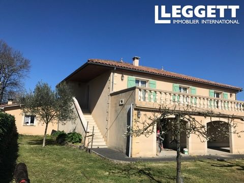103122MEA24 - Magnificent house, with six rooms, distributed upstairs. In the entrance, a living room, a kitchen, three bedrooms with cupboards, a shower room and separate toilets. Land of 2448 m² and about more than 1 hectare of woodland. Informatio...